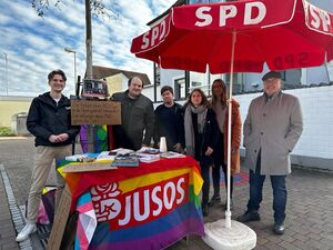 Vincent Kilian (Jusos Rhein-Neckar) zusammen mit Patrick Alberti und Vanessa Seidel (beide Grüne) unterstützen die SPD