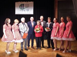 Eingerahmt von den Shoop-Shoop-Girls, Walter Herberg, Daniel Born, Irmtraud Kastner, Andreas Heisel, Claudia Ruhland