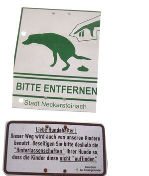 Auch Hinweis-Schilder fordern auf, die Hunde-Haufen zu entfernen!